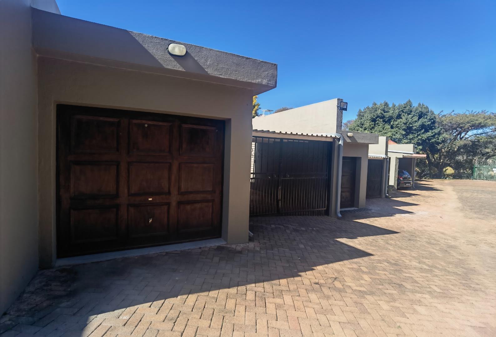 3 Bedroom House for sale in Erasmusrand P24113296308