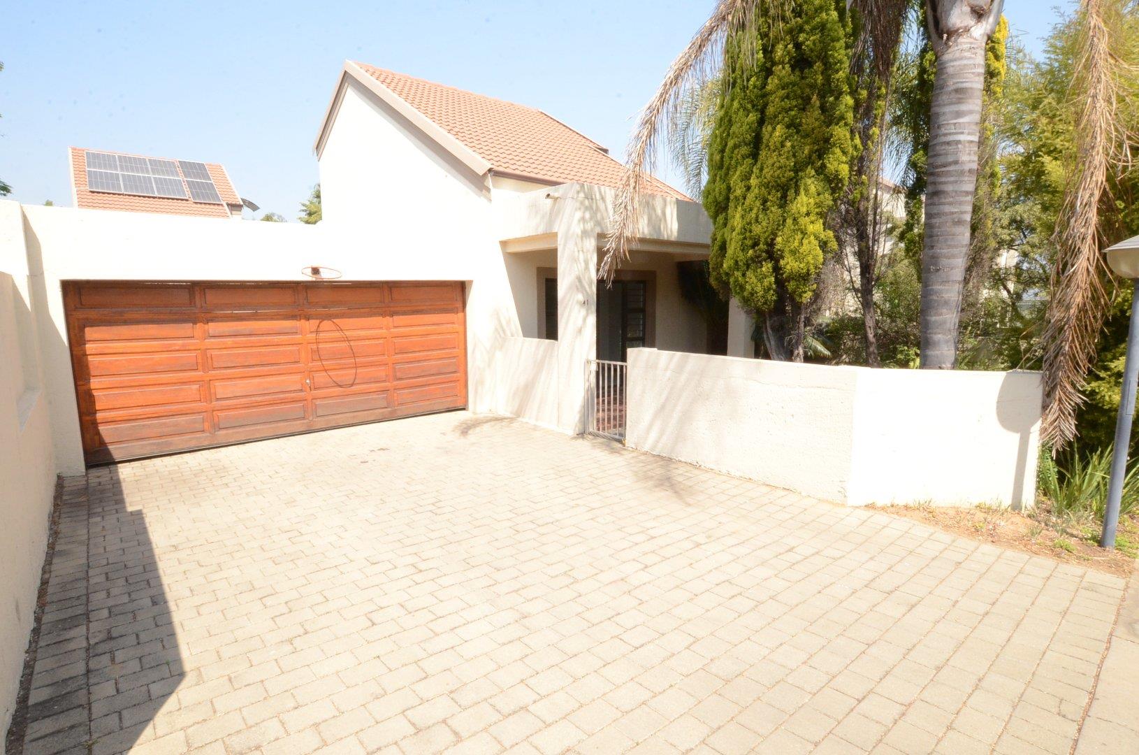 3 Bedroom Townhouse to rent in Sunninghill P24113273156