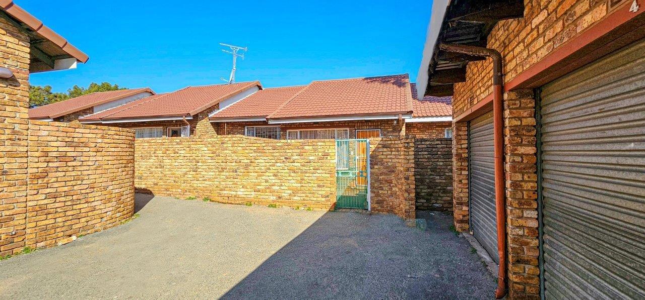 2 Bedroom Townhouse for sale in Krugersdorp Central 4 Ss Michelle