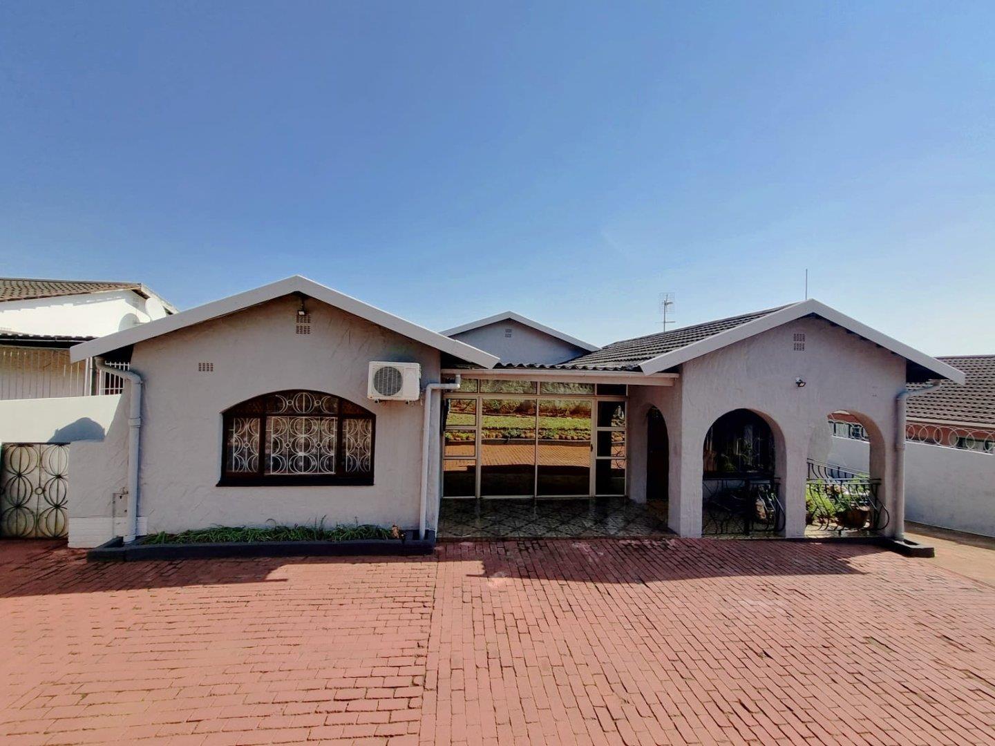 3 Bedroom House for sale in Stanger Manor P24113300260