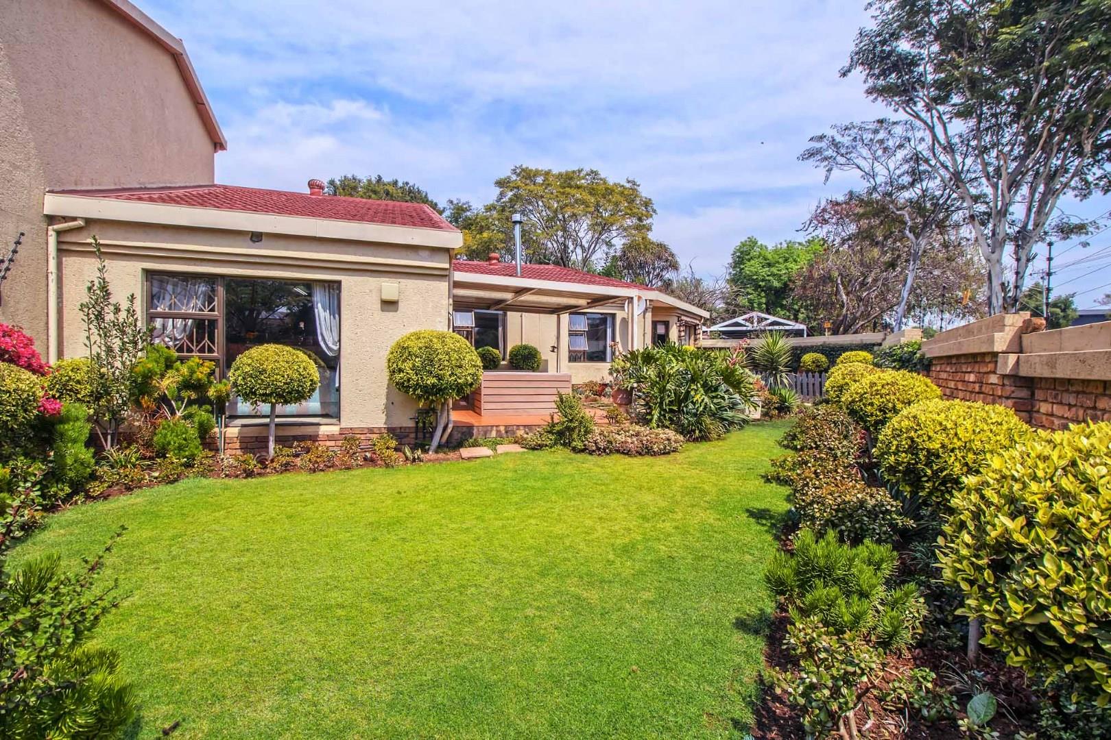 2 Bedroom Townhouse for sale in Menlo Park Casablanca, 31 12th P24