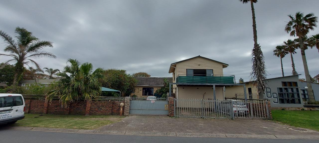 3 Bedroom House for sale in Gonubie P24113309958