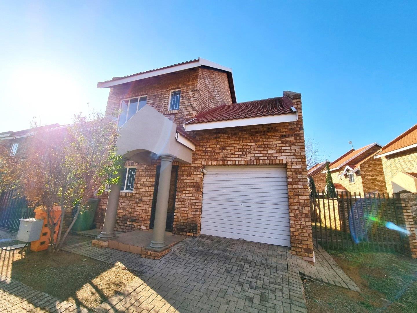 2 Bedroom Townhouse for sale in Baillie Park 1 Ingonya Street, Carpe