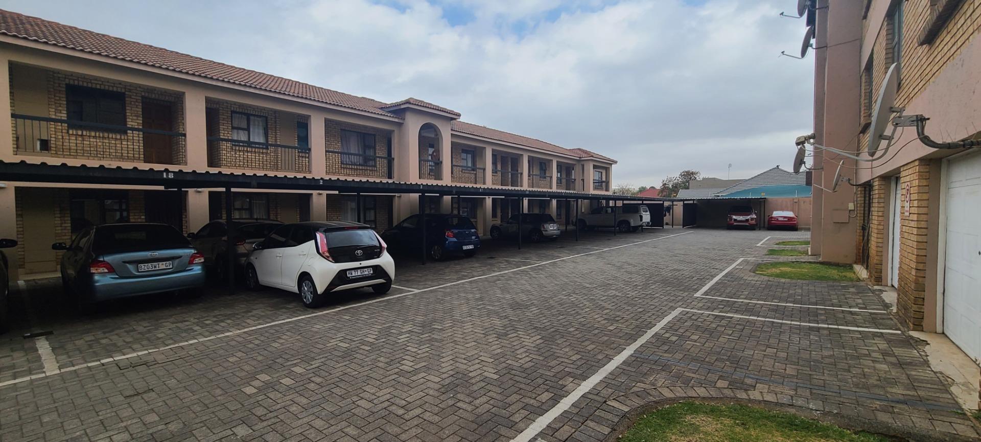 3 Bedroom Townhouse for sale in Hurlyvale P24113313813