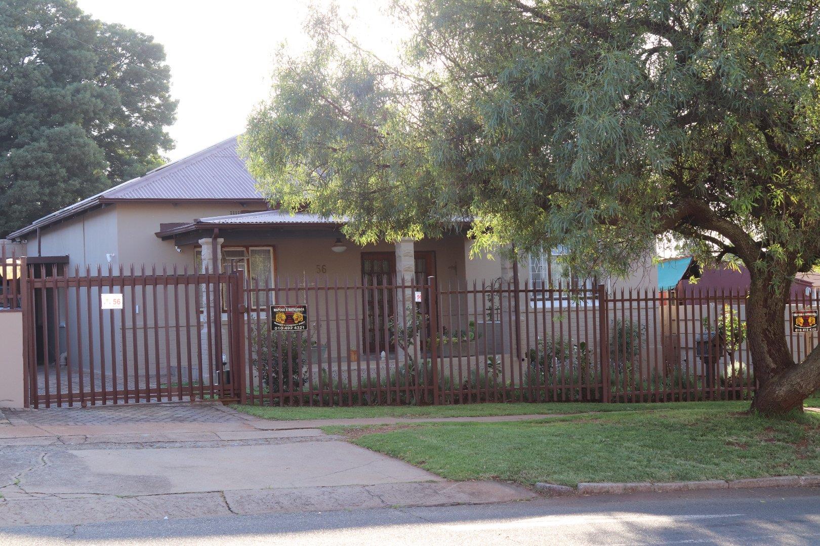 3 Bedroom House for sale in Krugersdorp North P24113315960