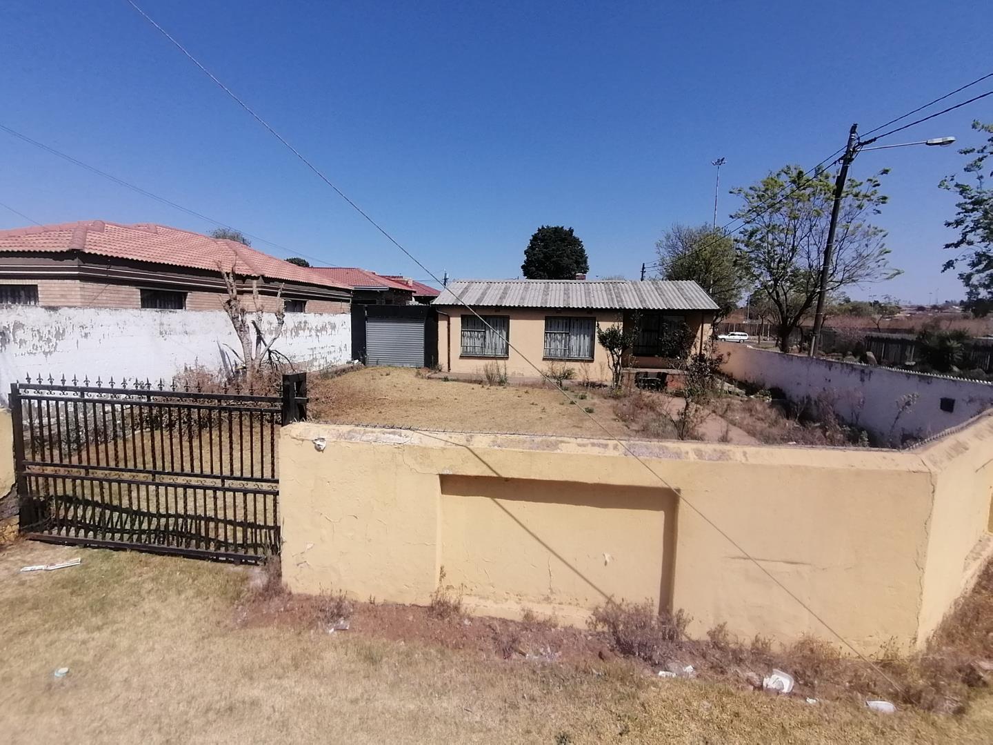 2 Bedroom House for sale in Moroka P24113318943