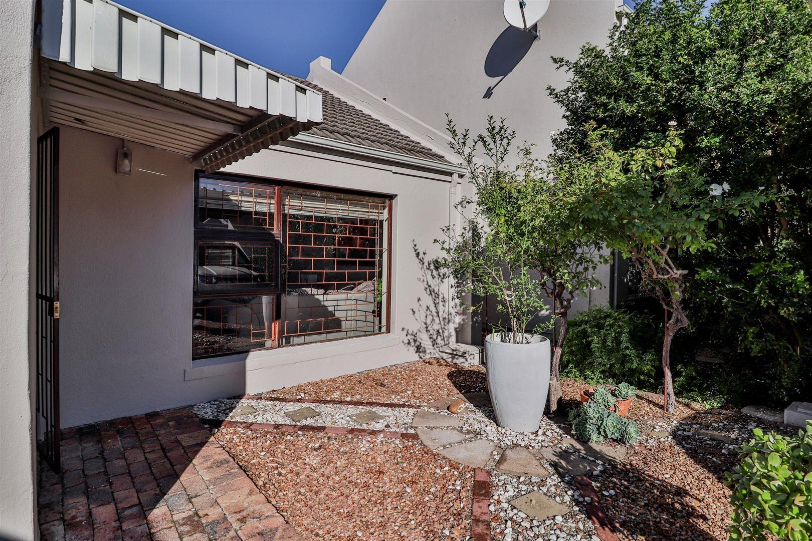 Paarl Central Property Townhouses for sale in Paarl Central