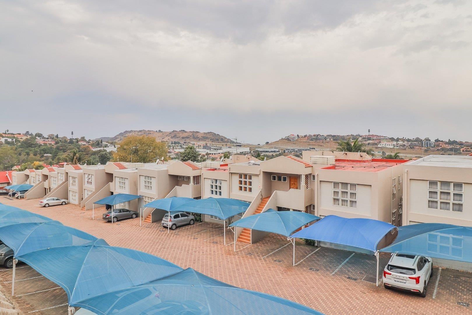 2 Bedroom Townhouse for sale in Oakdene 999 Erongo Avenue P24112763533