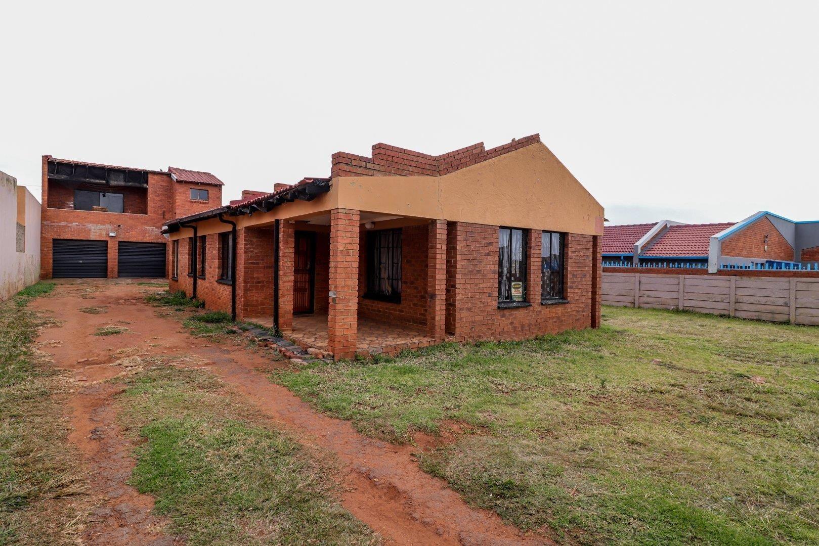 6 Bedroom House for sale in Lenasia South 222 Pikes Peak Avenue P24