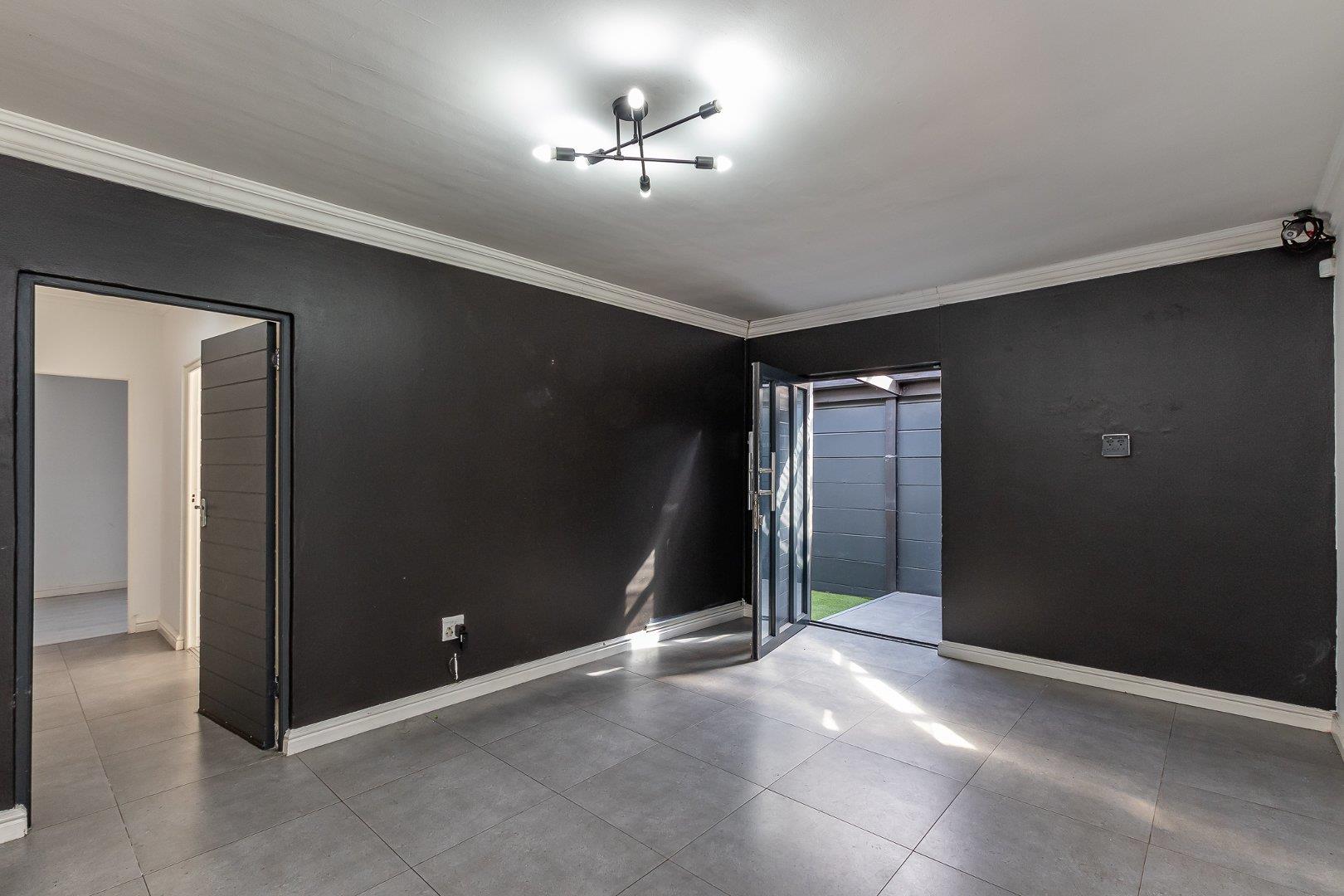 5 Bedroom House for sale in Lansdowne P24113319528