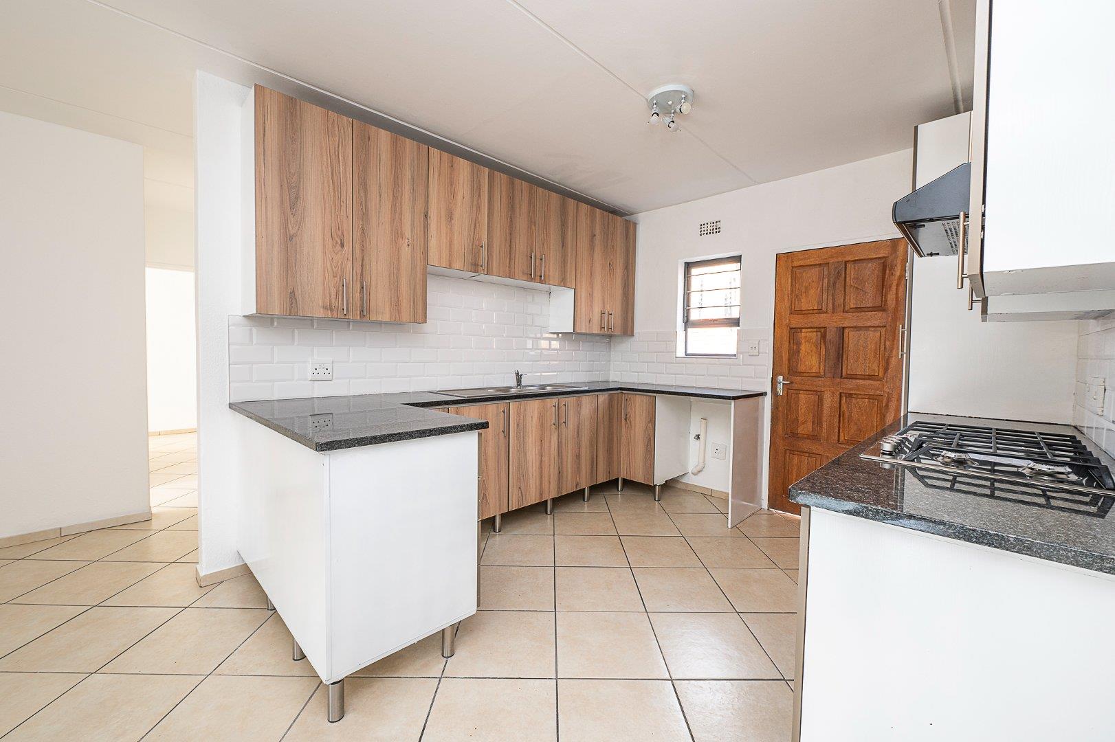 2 Bedroom Townhouse for sale in Albertsdal Unit 21, Flamingo Crossing