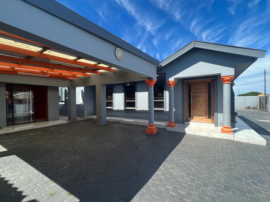 4 Bedroom House for sale in Rowallan Park P24113323304