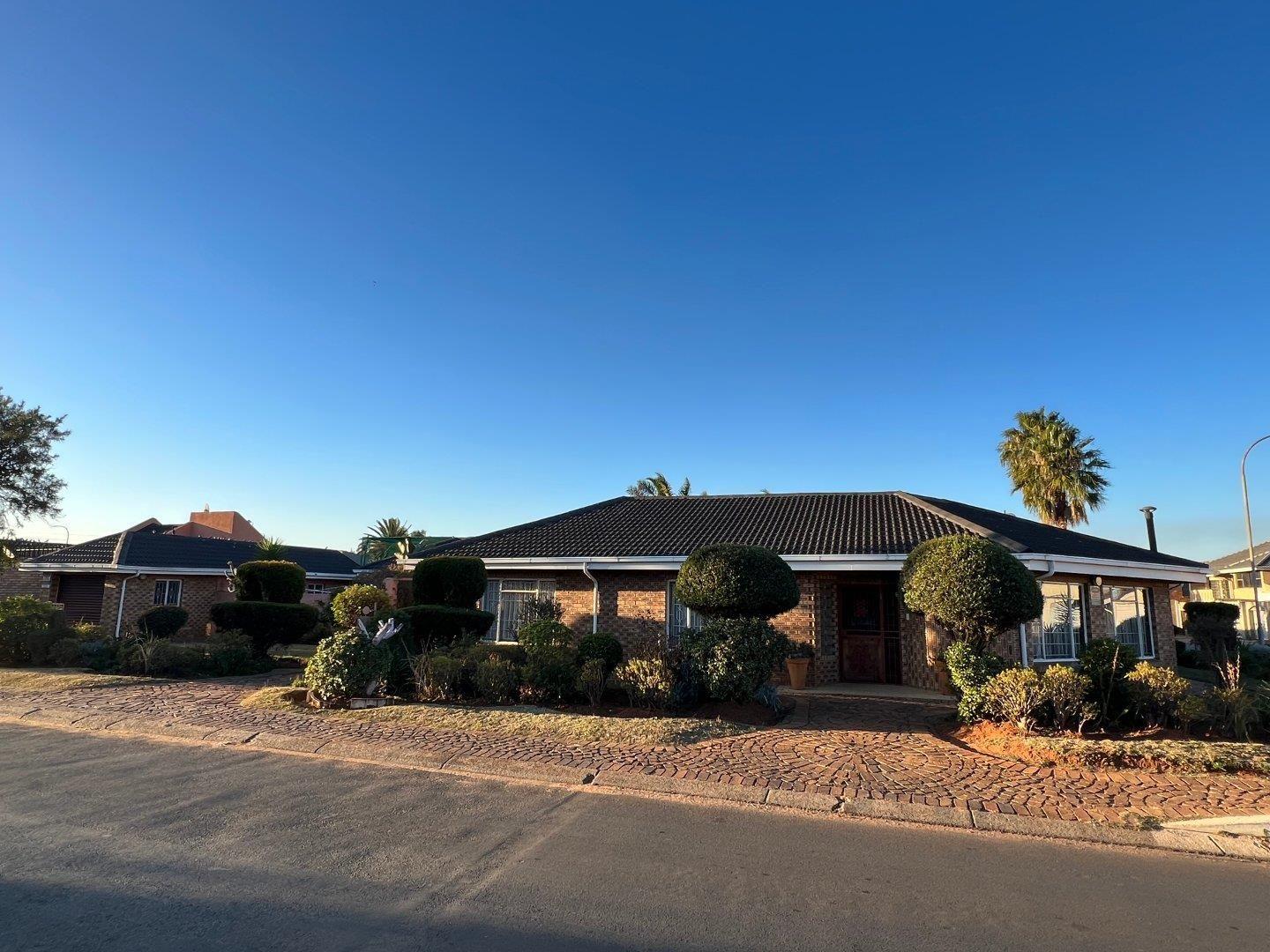 8 Bedroom House for sale in Lenasia Ext 9 444 Sun Avenue P24113006673