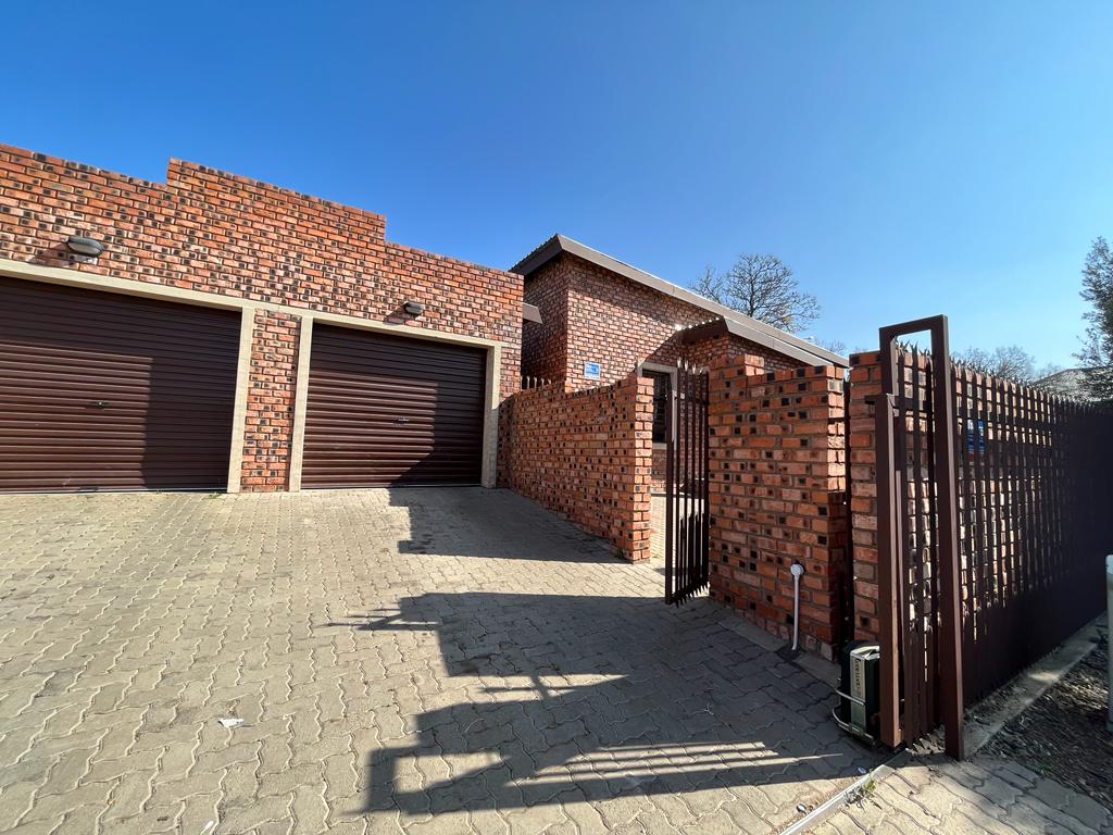 2 Bedroom Townhouse for sale in Beaconsfield P24113327009