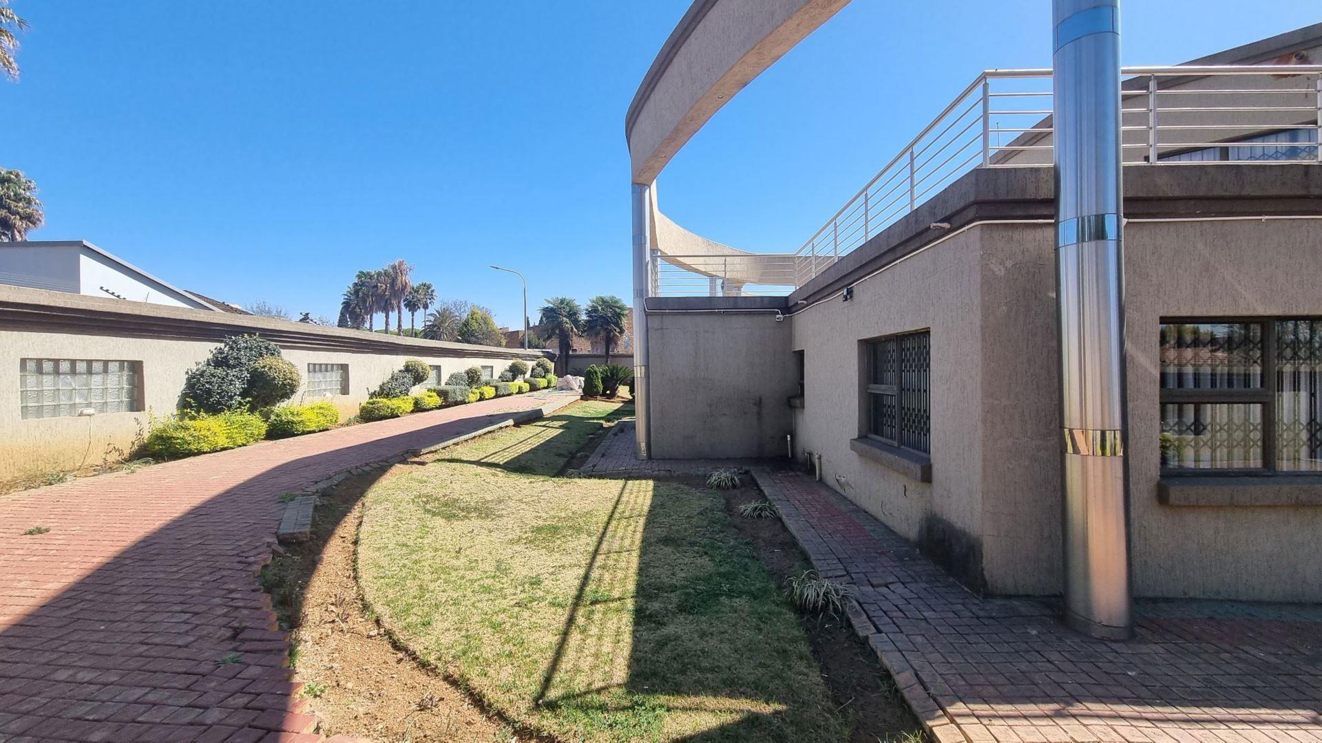 4 Bedroom House for sale in Vanderbijlpark SE 4 P24113327152