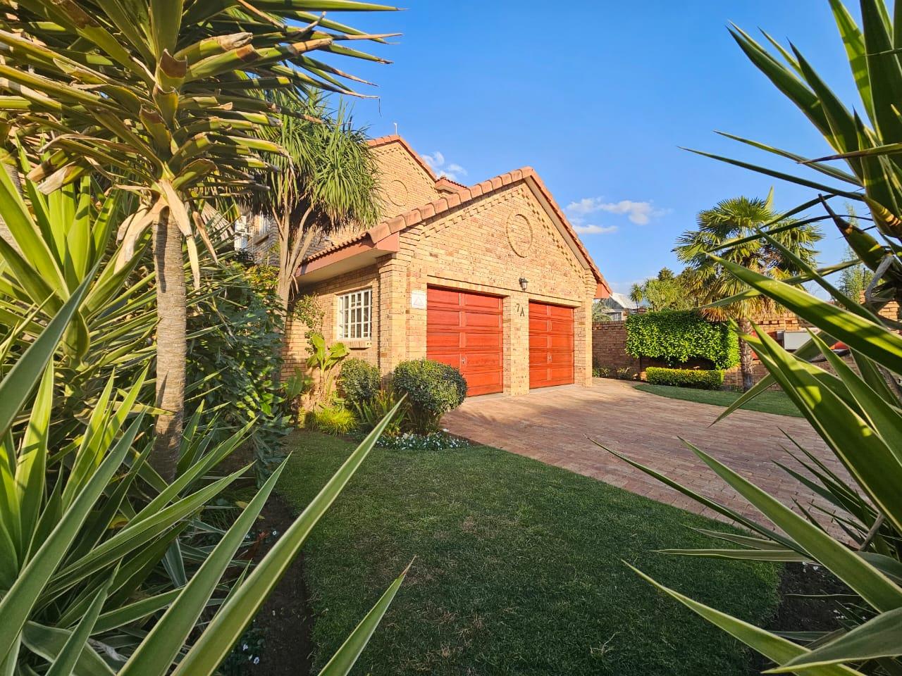 4 Bedroom House for sale in Van Der Hoff Park P24113327365