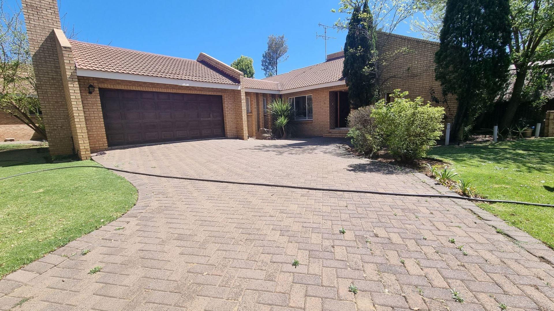 3 Bedroom House for sale in Vanderbijlpark SE 4 P24113327496