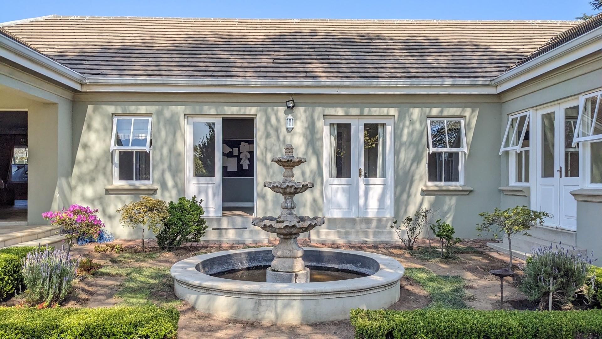 5 Bedroom House for sale in Lakefield P24113327831