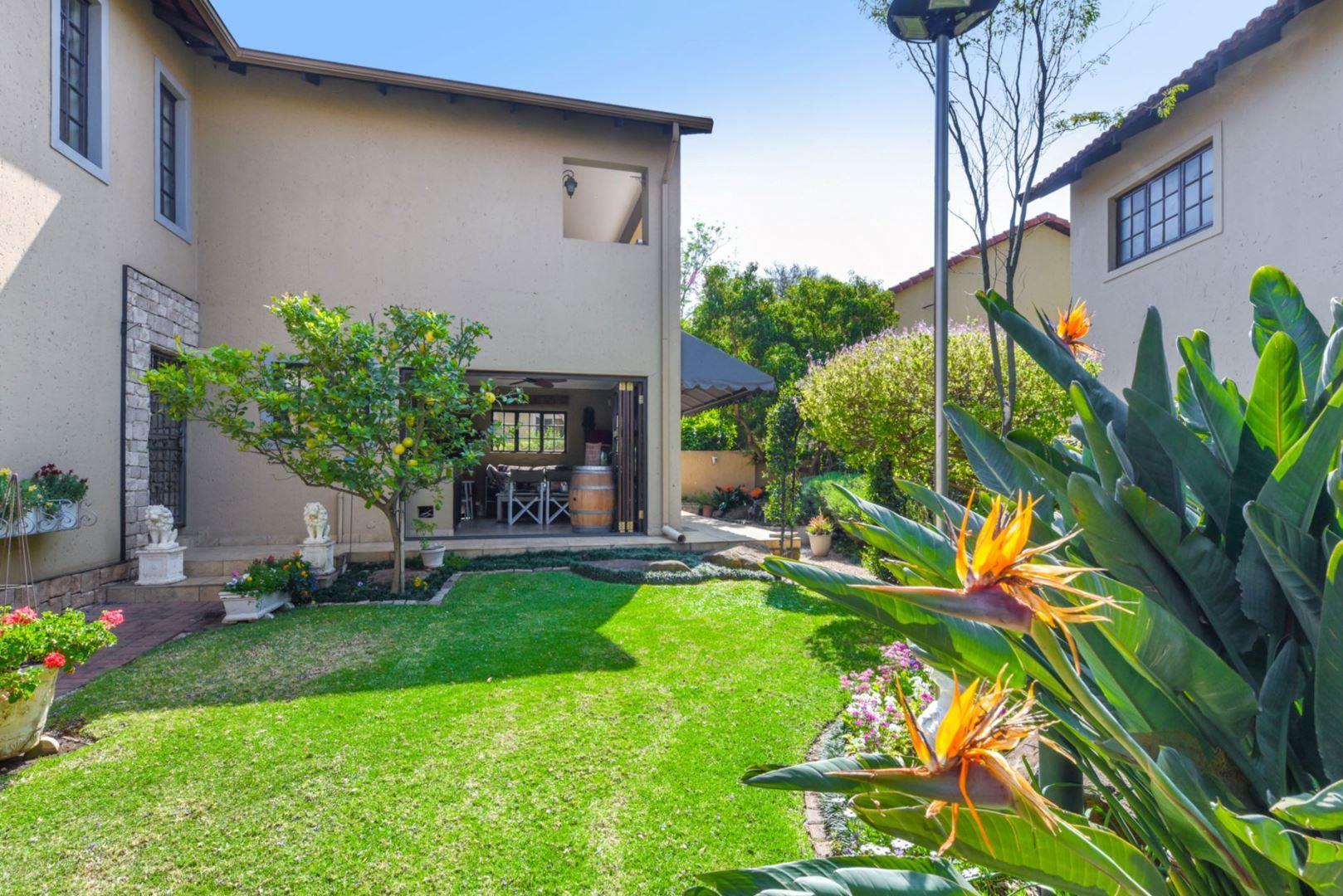 3 Bedroom House for sale in Broadacres P24113329194