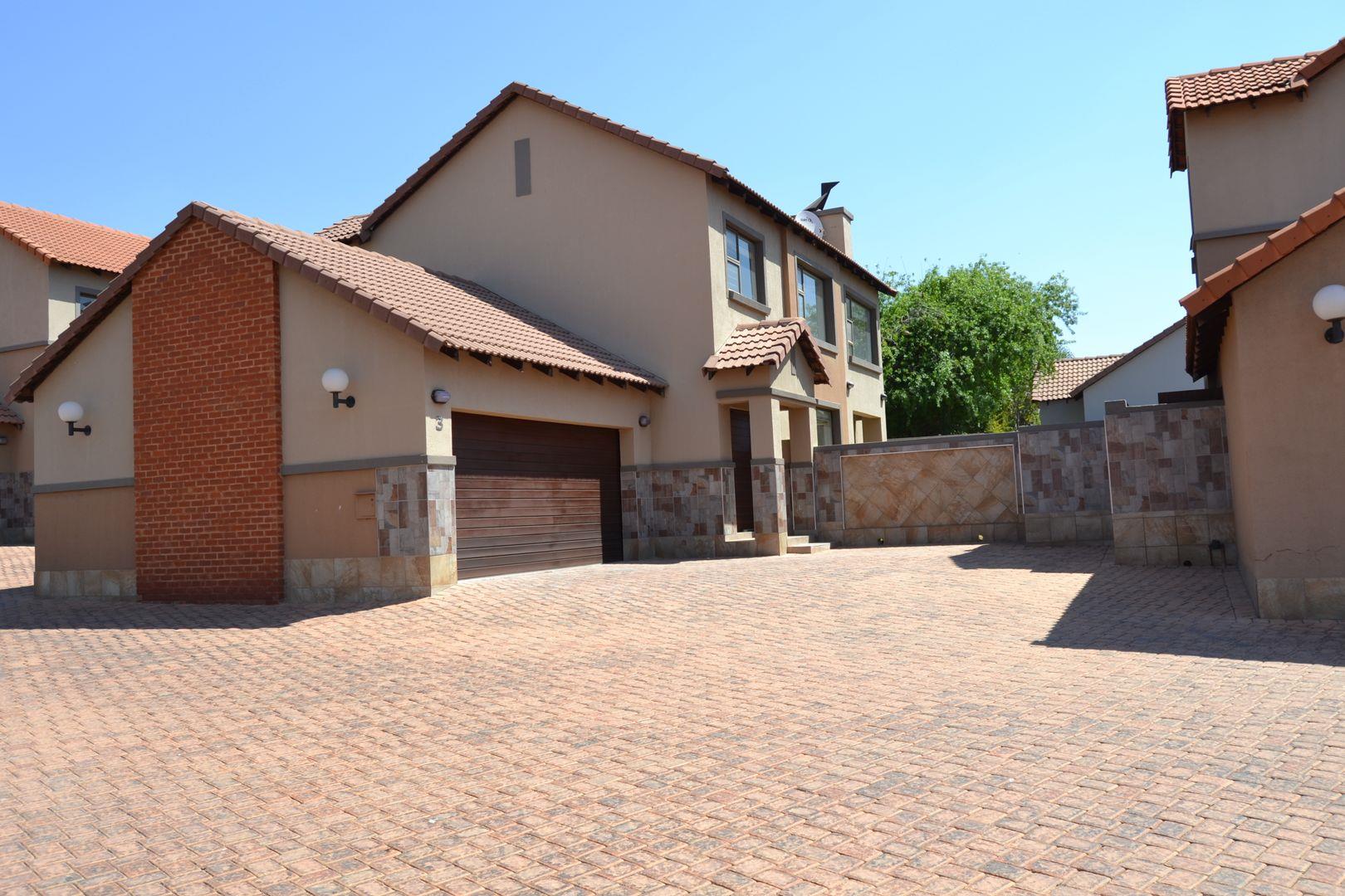 3 Bedroom House for sale in Thatchfield Estate P24113330983