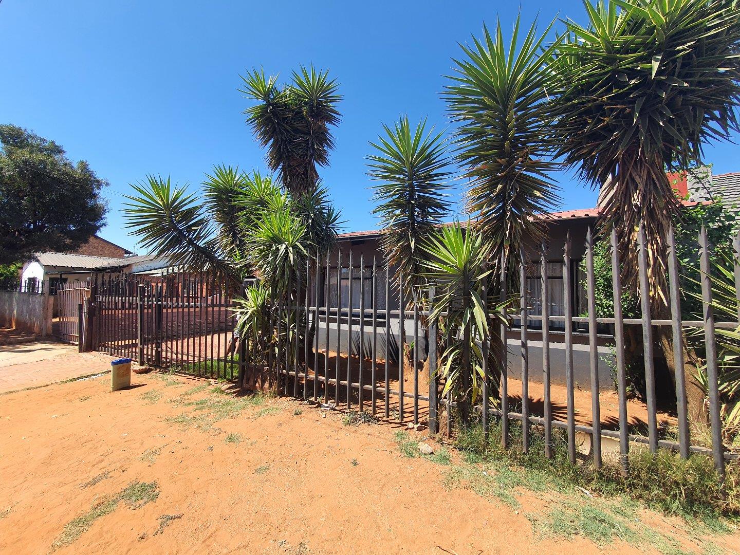 2 Bedroom House for sale in Actonville P24113331033