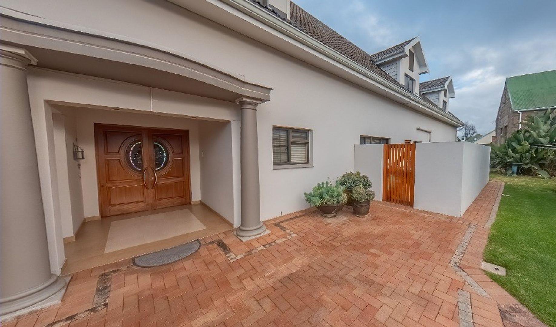 6 Bedroom House for sale in Oudtshoorn Central P24111070284