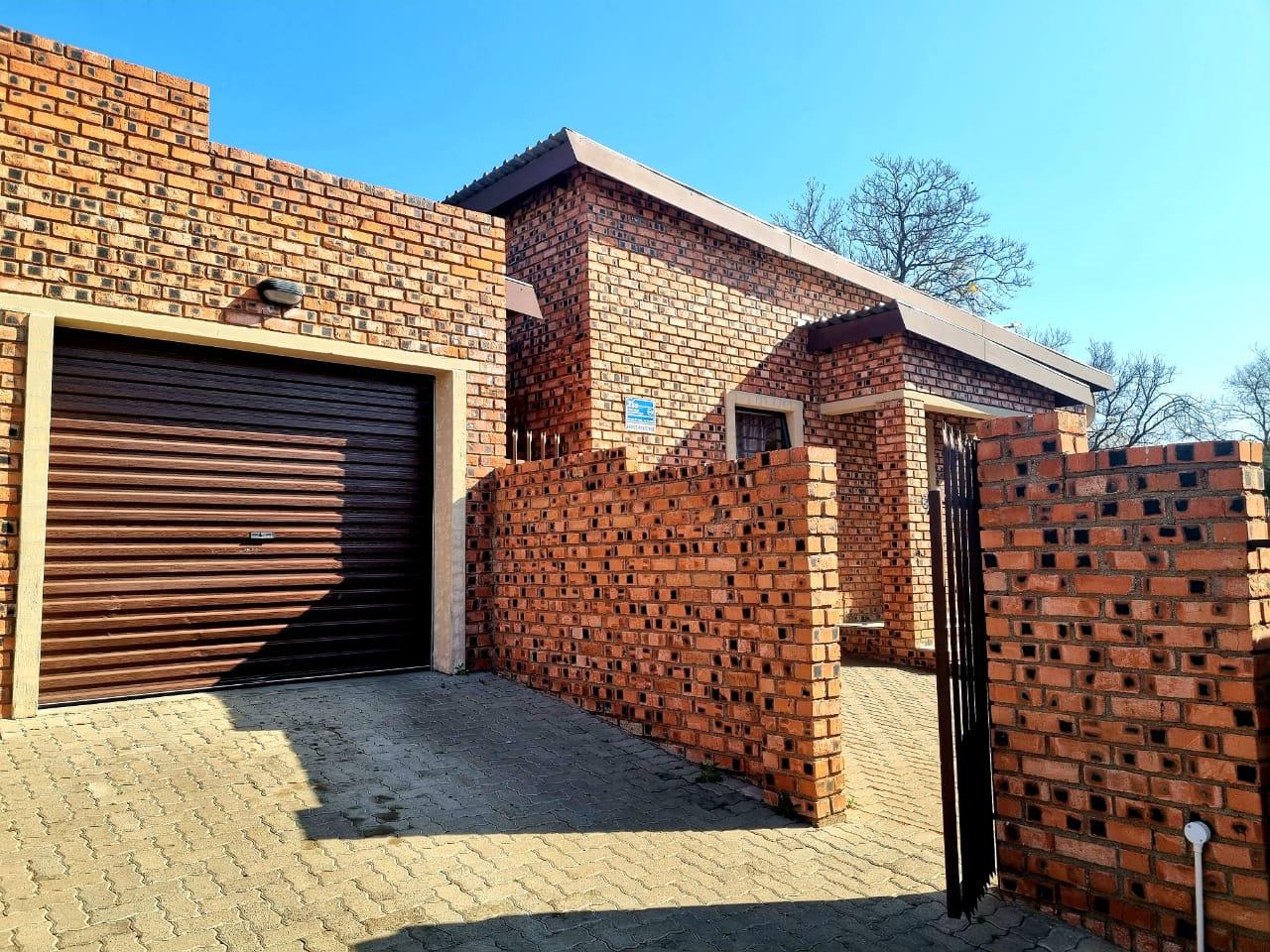 2 Bedroom Townhouse for sale in Beaconsfield P24113335922