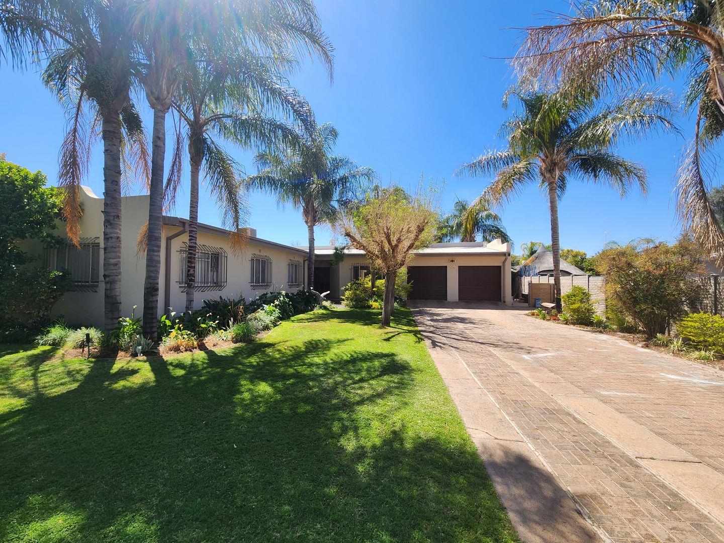 3 Bedroom House for sale in Blydeville P24113348416