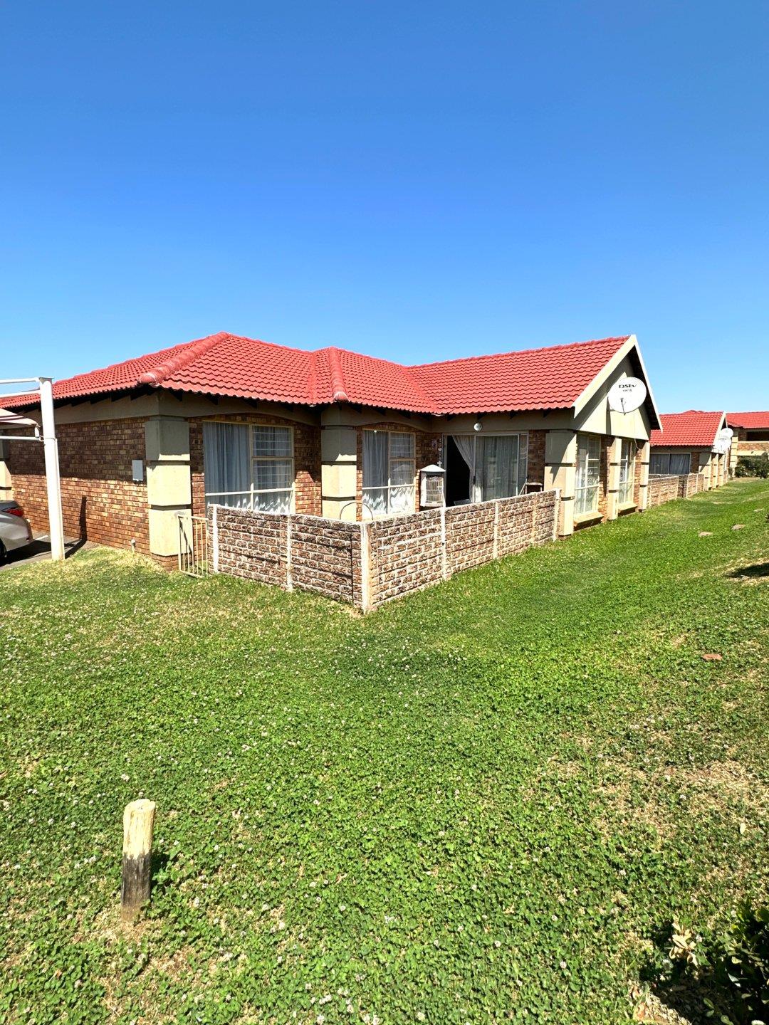 2 Bedroom Townhouse for sale in Liefde En Vrede 12 Grasvoel Crescent