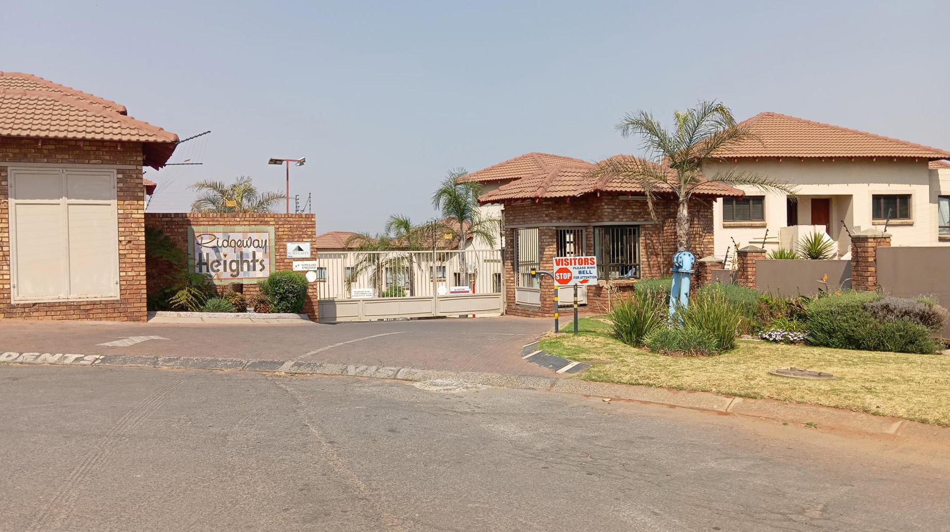 3 Bedroom Townhouse for sale in Mondeor P24113268208