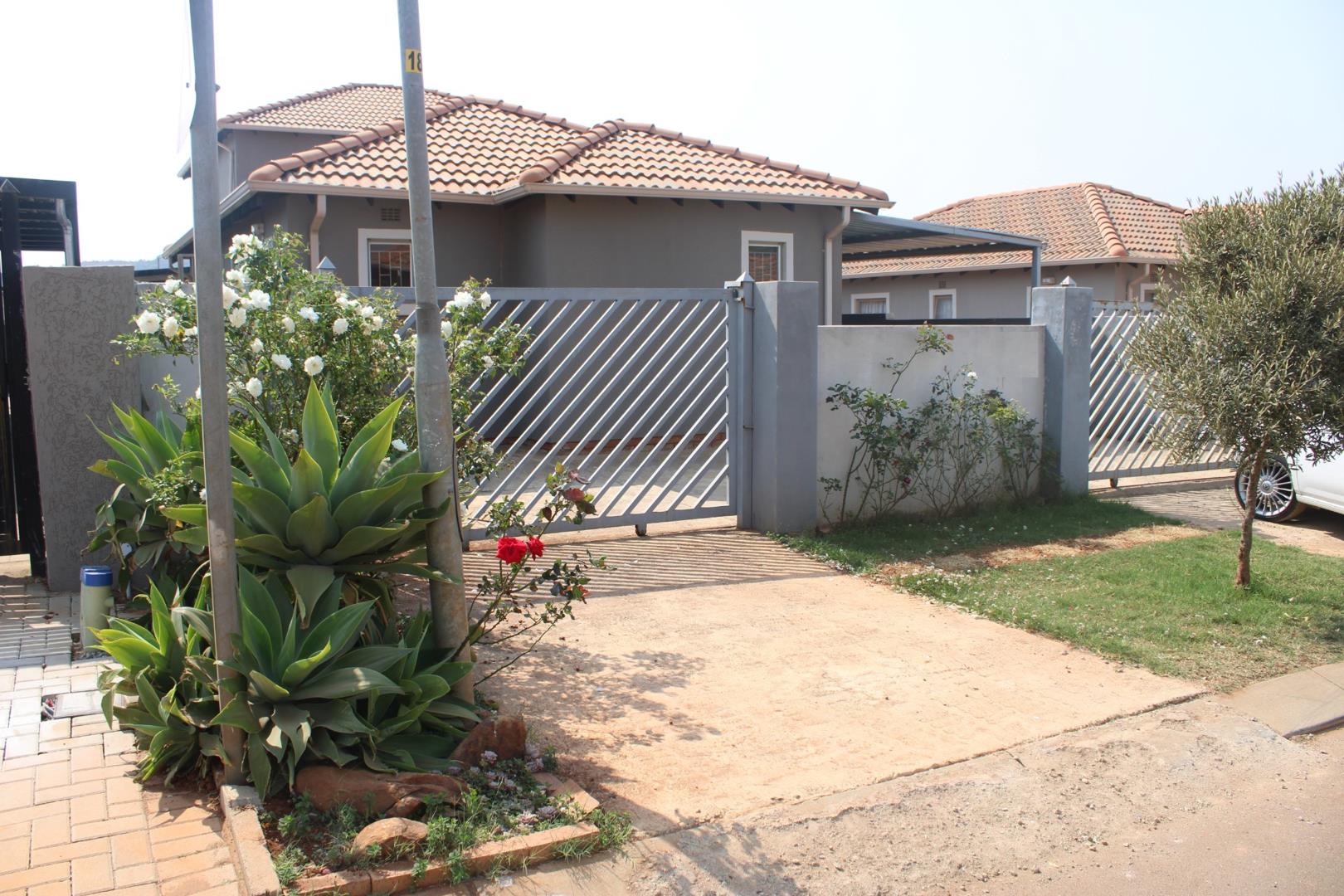 3 Bedroom House for sale in Lotus Gardens P24113352760