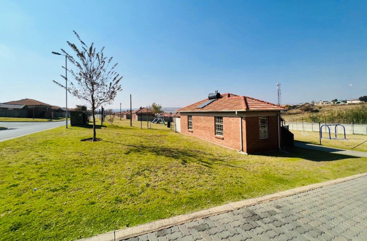 Thatch Hill Estate Property Houses to rent in Thatch Hill Estate