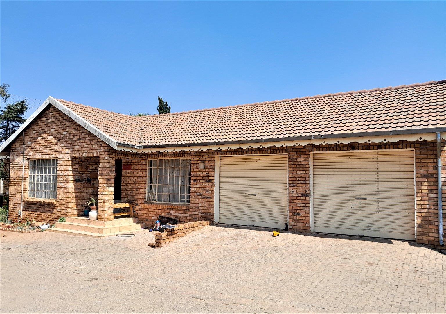 3 Bedroom Townhouse for sale in Rensburg P24113356567