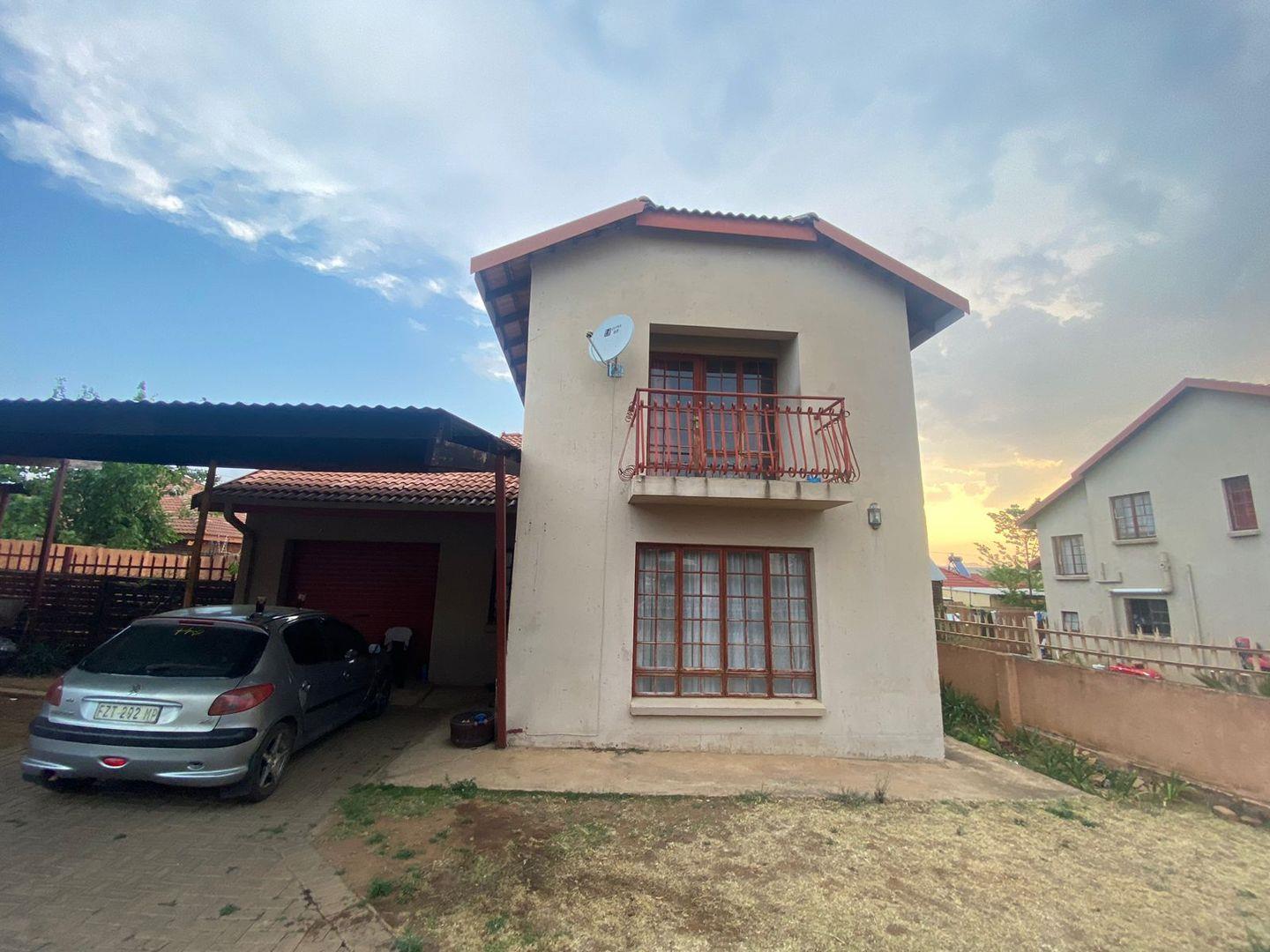 2 Bedroom Townhouse for sale in Lydenburg P24113358622