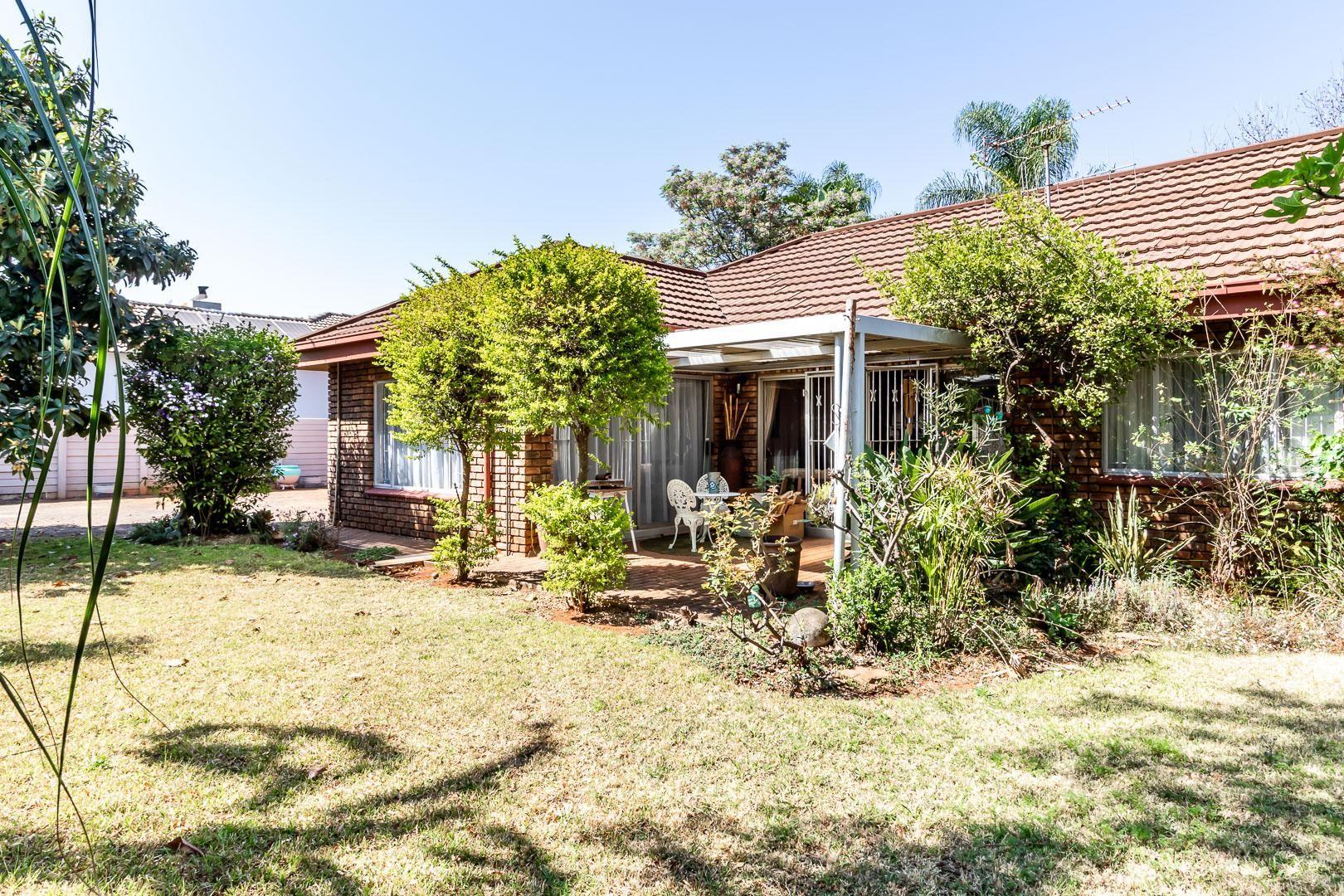 4 Bedroom House for sale in Waverley P24113359521