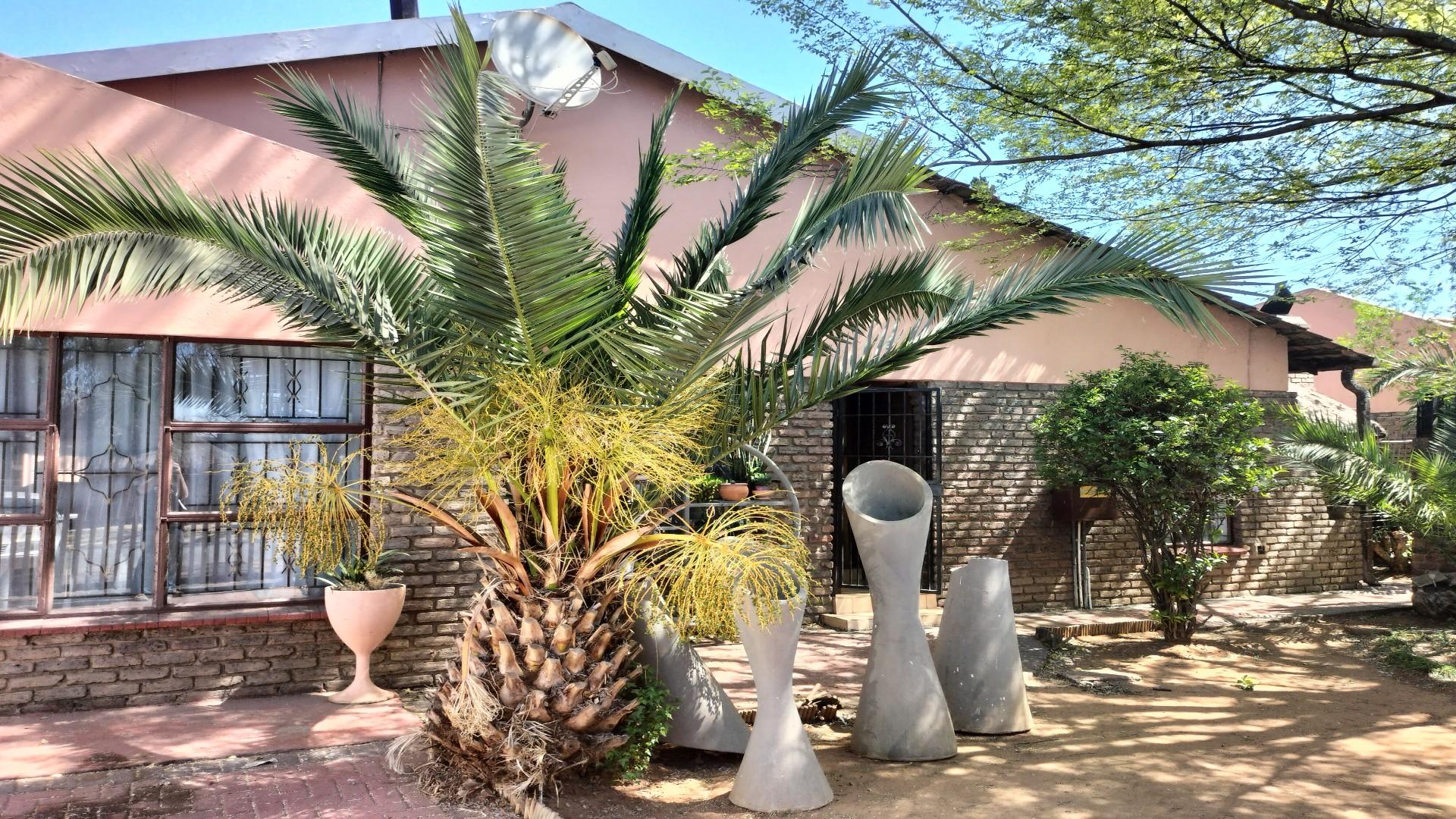 4 Bedroom House for sale in Vanderbijlpark SE 6 P24113360638