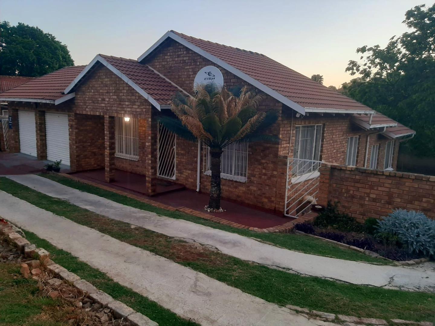 3 Bedroom House for sale in Oakdene P24113361870