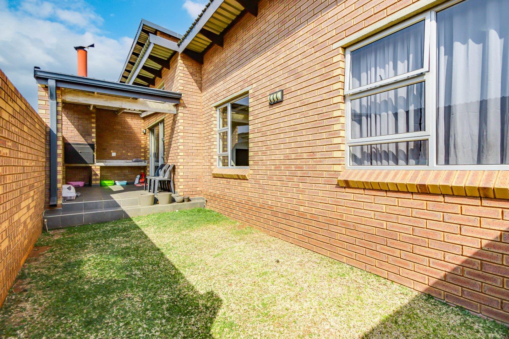 3 Bedroom Townhouse for sale in Glen Marais 71 Anemoon Rd P24113361955