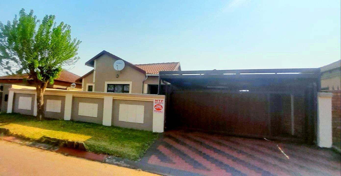 4 Bedroom House for sale in Danville P24113223611