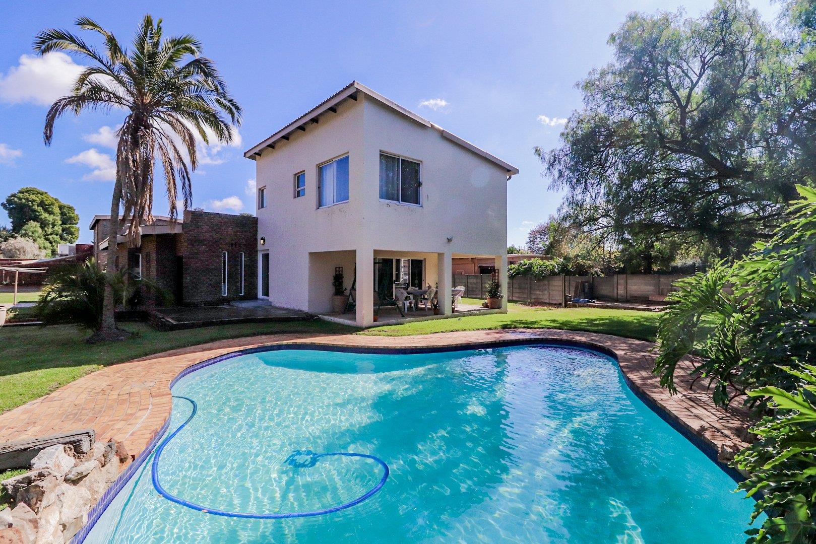 8 Bedroom House for sale in Bonaero Park P24111267483