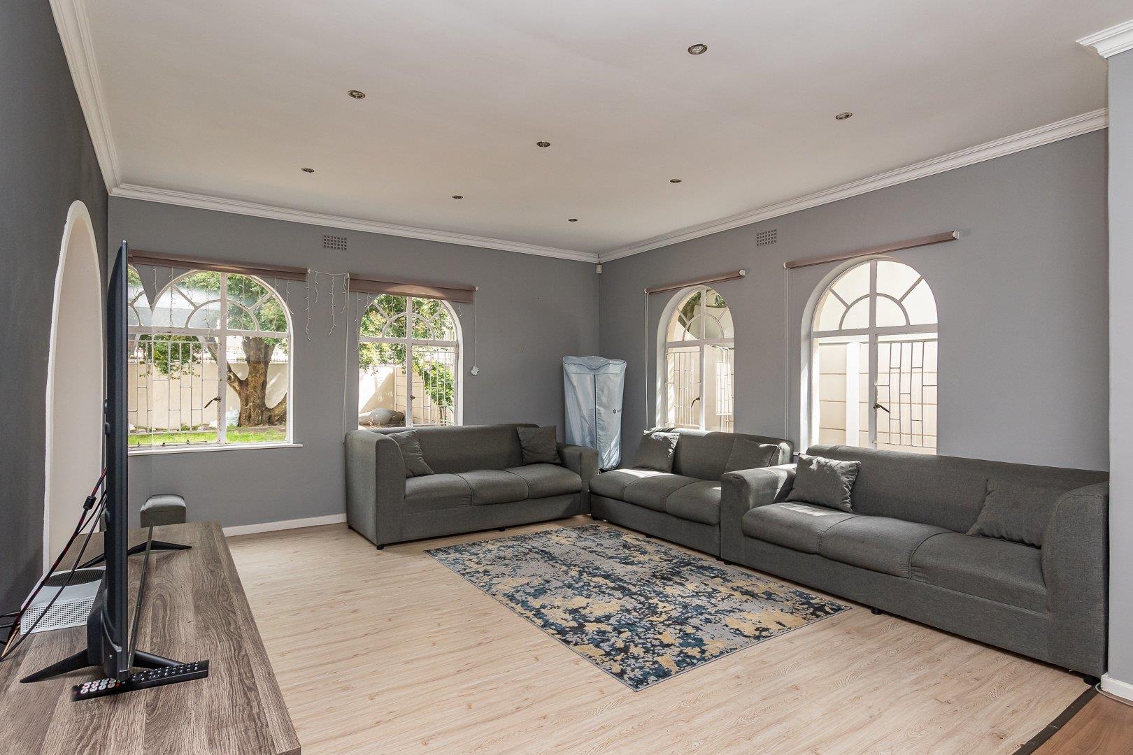 4 Bedroom House for sale in Kenilworth P24113370500