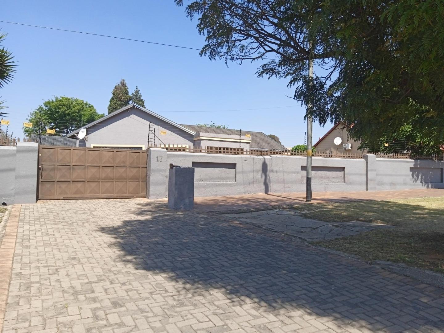 3 Bedroom House for sale in Tulisa Park 17 Tennyson Road P24113370660