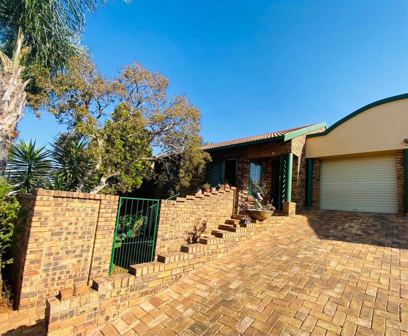 2 Bedroom Townhouse for sale in Moreleta Park P24113372028