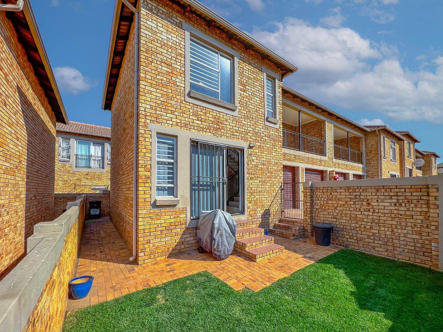 3 Bedroom Townhouse for sale in Wilgeheuwel 2 Tropice Bird Lane P24