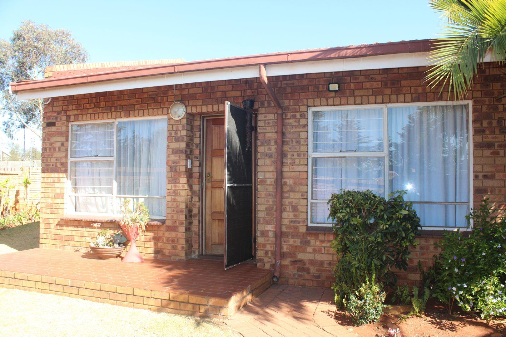 3 Bedroom Townhouse for sale in Carletonville Central P24113373935