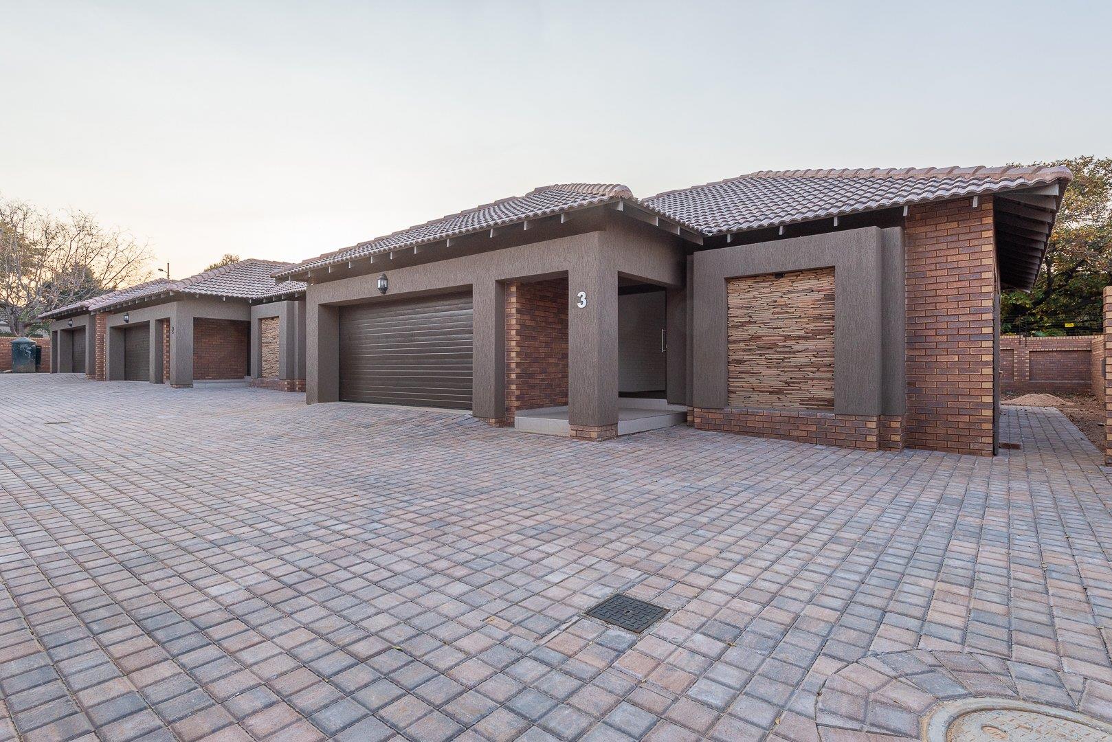 4 Bedroom House for sale in Brackenhurst P24113376813