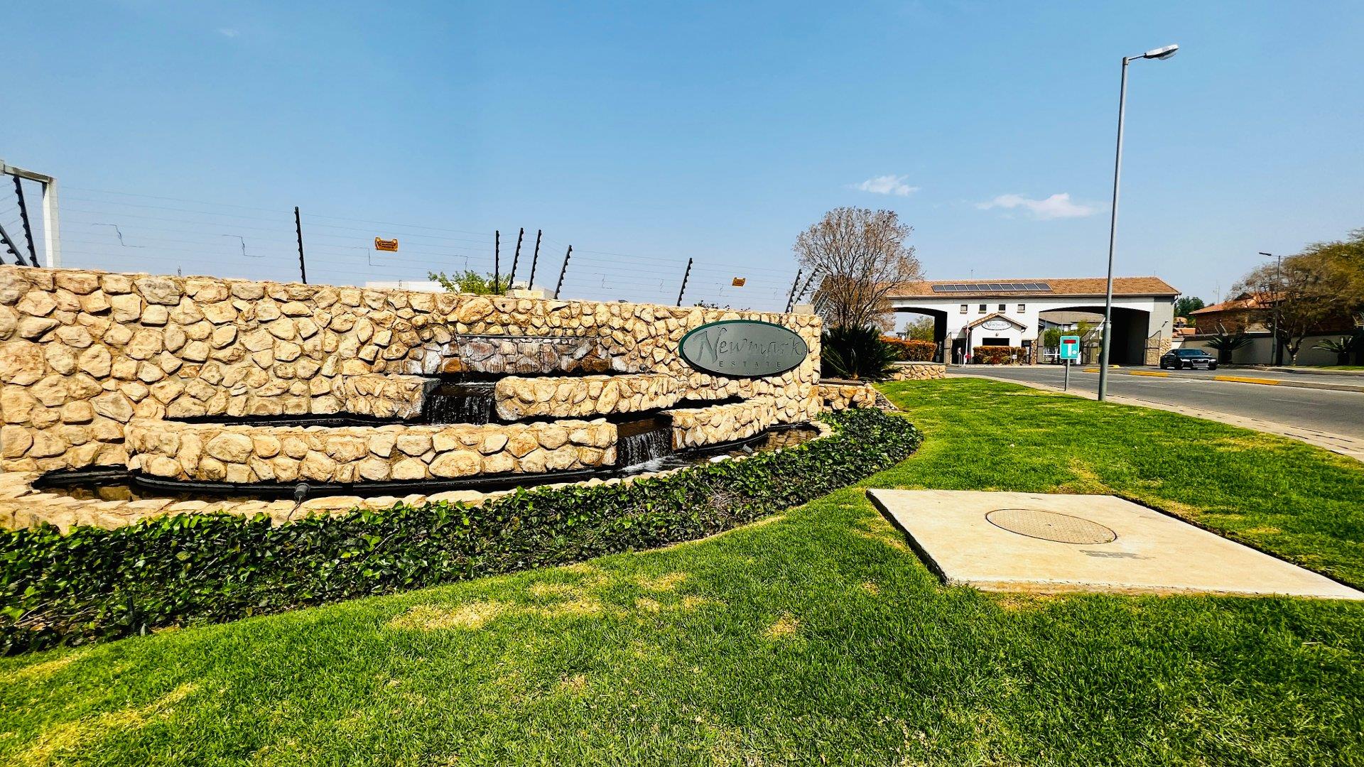 Commercial property for sale in Newmark Estate P24113377463