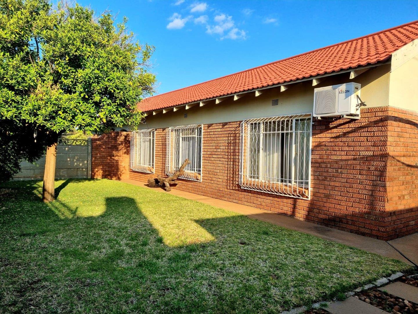 3 Bedroom House for sale in South Ridge P24113384642