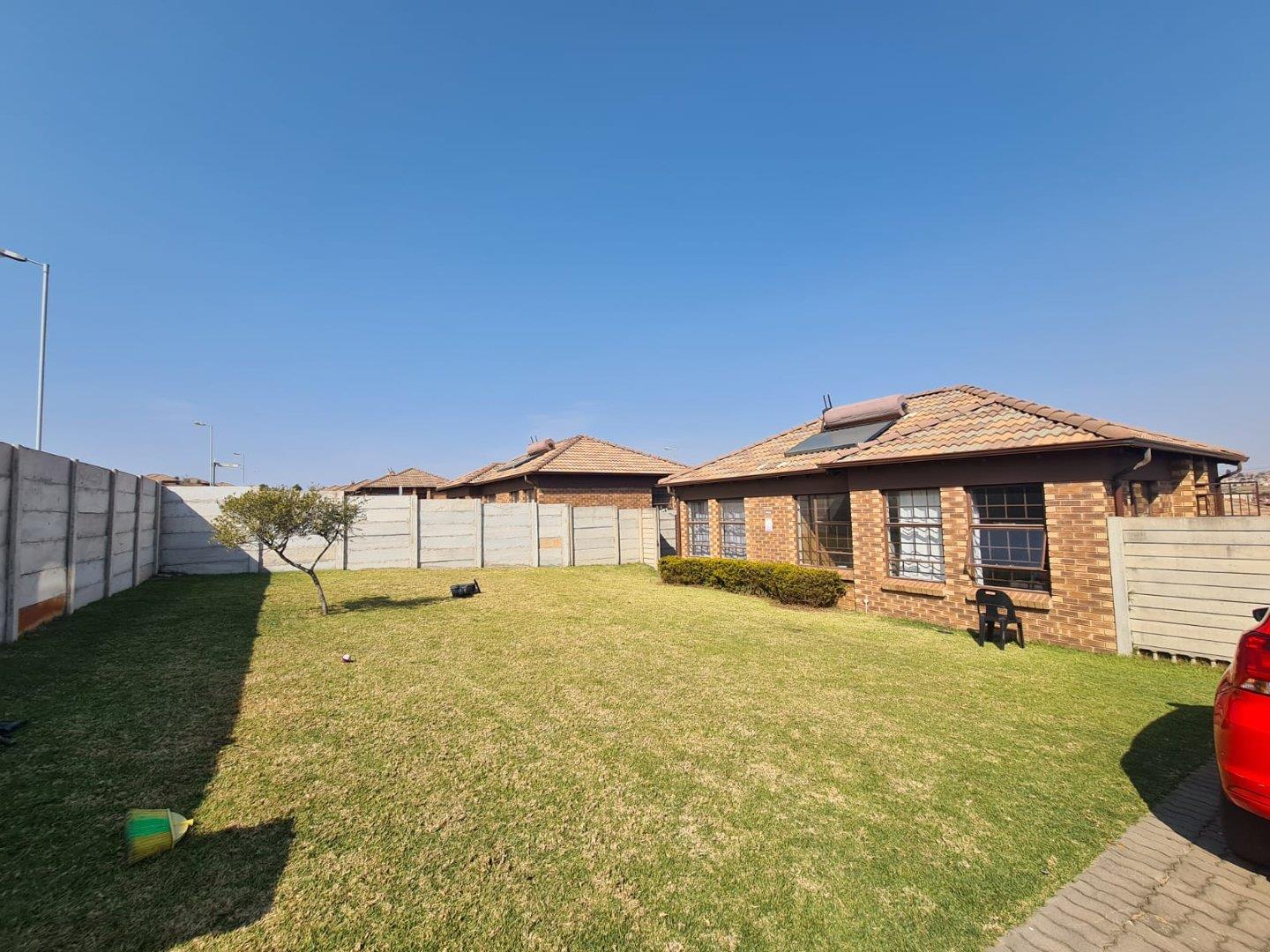 3 Bedroom House for sale in Thatch Hill Estate P24113385940