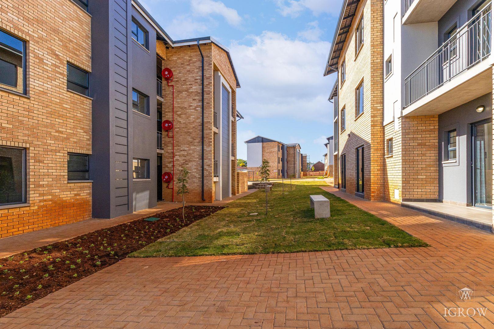 2 Bedroom Apartment / flat to rent in Sinoville 59 True North, 17 144